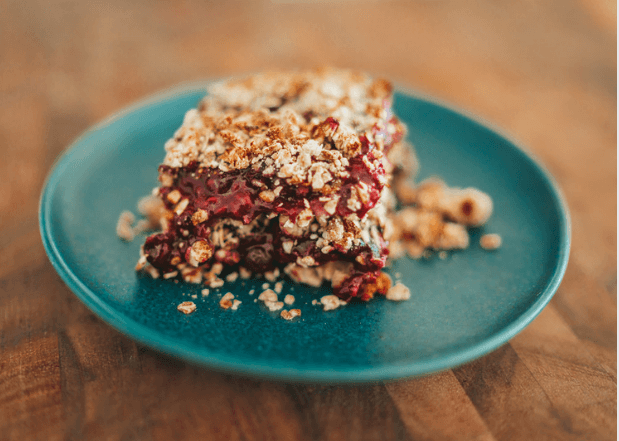 Fruit crisp on a teal plate.