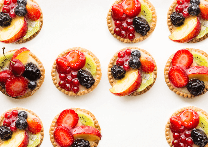 An assortment of fruit on top of crackers