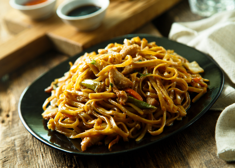Asian pasta with green beans and vegetables.