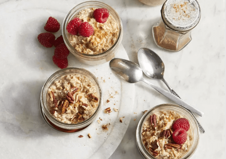 Cinnamon roll oats with raspberries