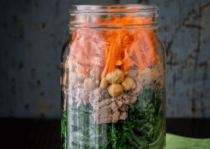 Mason jar salad with chickpeas, tuna, kale, carrots