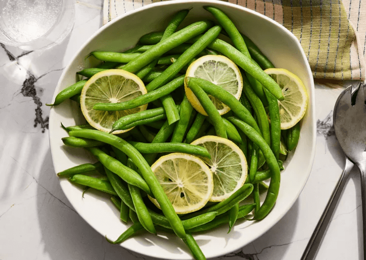 Steamed green beans with sliced lemons