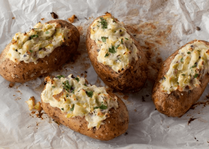 Baked potatoes with chives, leeks, cheese